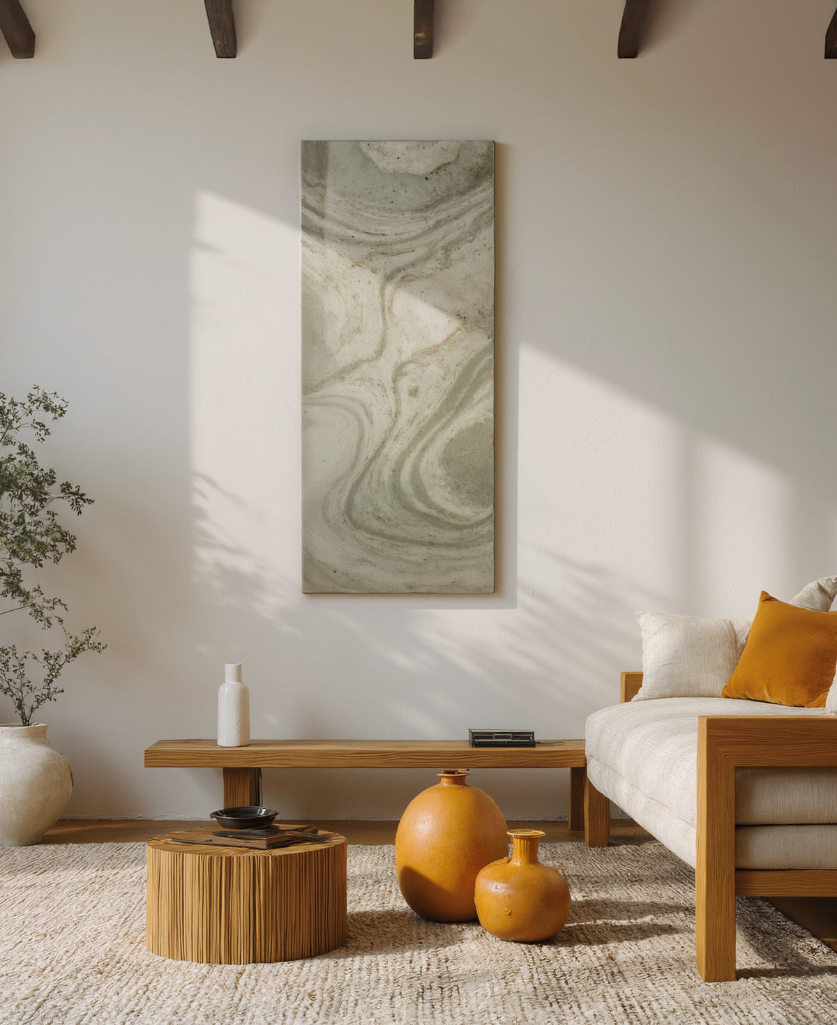 Aurora Naturstein-Infrarotheizung mit grün-beiger Maserung, hochkant an einer Wohnzimmerwand